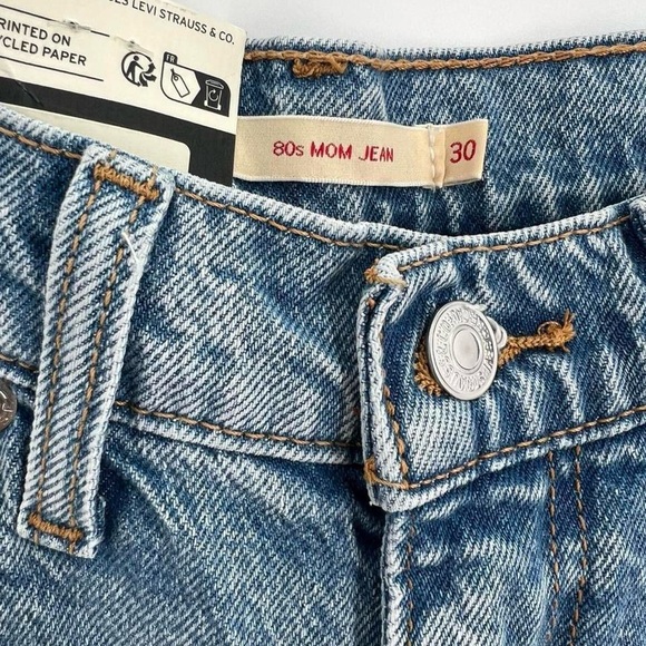 Levi’s 80s Mom High Waisted Relaxed Fit Tapered Jeans - Picture 4 of 7